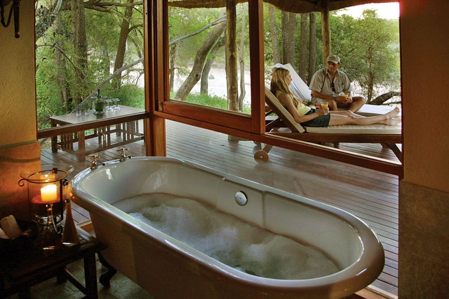 Imbali Safari Lodge - Bathrooms & Salas