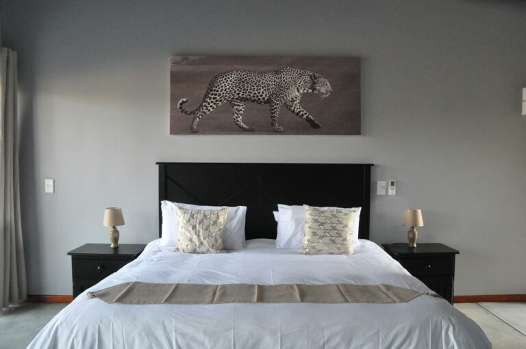 Ngalas Rest 101 open-plan living area, Mjejane Game Reserve bush house