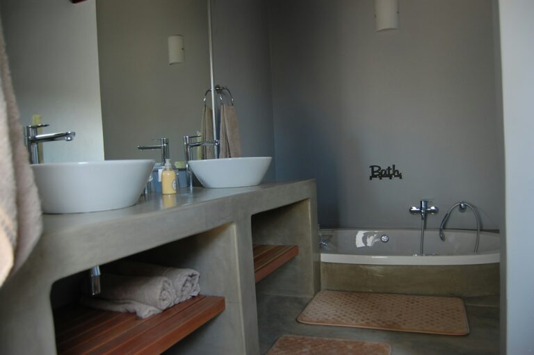 Bathroom with outdoor shower at Ngalas Rest 101, Mjejane Game Reserve